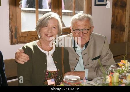 München, Deutschland. 17. September 2022. Der Zeitungsverleger Dirk Ippen und seine Frau Marlene sitzen zu Beginn des Münchner Oktoberfestes 187. im Käfer-Zelt. Vor der Pandemie lockte das größte Volksfest der Welt regelmäßig rund sechs Millionen Besucher auf die Theresienwiese. In den Jahren 2020 und 2021 wurde sie wegen Corona abgesagt. Quelle: Felix Hörhager/dpa/Alamy Live News Stockfoto