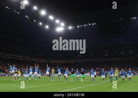 Mailand, Italien, 18.. September 2022. Die Spieler von SSC Napoli feiern den Sieg von 2-1 nach dem letzten Pfiff des Serie-A-Spiels bei Giuseppe Meazza, Mailand. Bildnachweis sollte lauten: Jonathan Moscrop / Sportimage Kredit: Sportimage/Alamy Live News Stockfoto