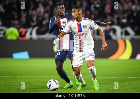 Lyon, Frankreich. 18. September 2022. Nuno MENDES von PSG und Tete von Lyon während des Fußballspiels der französischen Ligue 1 zwischen Olympique Lyonnais und Paris Saint-Germain am 18. September 2022 im Groupama-Stadion in Decines-Charpieu bei Lyon, Frankreich - Foto: Matthieu Mirville/DPPI/LiveMedia Kredit: Unabhängige Fotoagentur/Alamy Live News Stockfoto