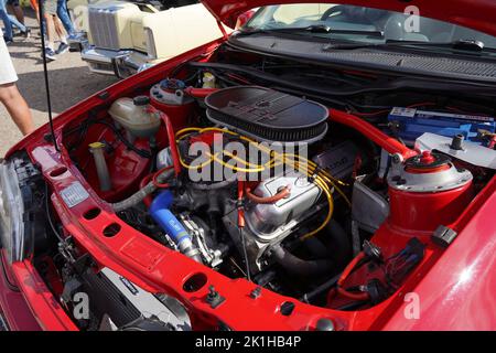 Exeter, UK-August 2022: Nahaufnahme des Motors eines roten Ford Sierra Cosworth aus dem Jahr 1991 auf einer Oldtimer-Ausstellung auf der Greendale Farm bei Exeter Stockfoto