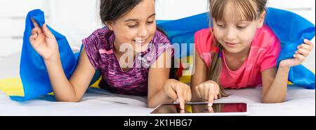 Bildung, Schule, Kunst und Glück Konzept - kleine Kinder mit der Flagge der ukraine Stockfoto