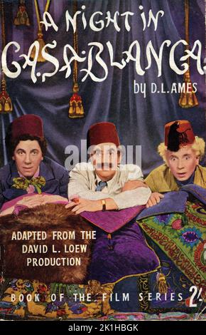 Titelbild des britischen Buches des Films für DIE MARX-BRÜDER GROUCHO CHICO und HARPO in Einer NACHT IN CASCADO 1946 Regisseur ARCHIE MAYO Produzent David L. Loew Loma Vista Productions / United Artists Stockfoto