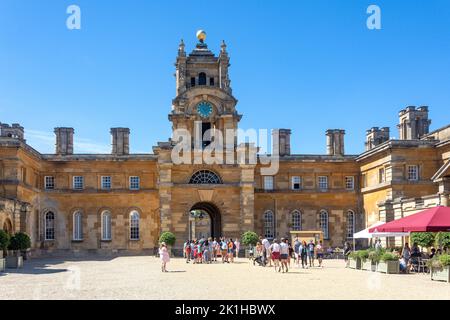 Entrance Gate, The Great Court, Blenheim Palace, Woodstock, Oxfordshire, England, Vereinigtes Königreich Stockfoto