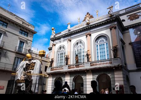 Figueres, spanien - 5. september 2022: Eingang zum Dali-Theatermuseum. Stockfoto