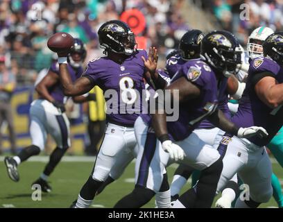 Baltimore, USA. 18. September 2022. Baltimore Ravens QB Lamar Jackson (8) am 18. September 2022 im M&T Bank Stadium in Baltimore, Maryland, im Einsatz gegen die Miami Dolphins. Quelle: Cal Sport Media/Alamy Live News Stockfoto