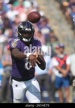 Baltimore, USA. 18. September 2022. Baltimore Ravens QB Lamar Jackson (8) am 18. September 2022 im M&T Bank Stadium in Baltimore, Maryland, im Einsatz gegen die Miami Dolphins. Quelle: Cal Sport Media/Alamy Live News Stockfoto