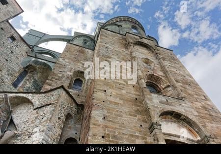 Die imposante Struktur der mittelalterlichen Abtei Sacra di San Michele im Susatal, Italien Stockfoto