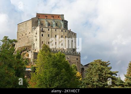 Die imposante Struktur der mittelalterlichen Abtei Sacra di San Michele im Susatal, Italien Stockfoto