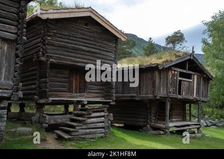 Wunderschöne Landschaften in Norwegen. Innlandet. Schöne Landschaft von Häusern mit Grasdach. Norwegische traditionelle Architektur. Berge und Bäume im Bac Stockfoto