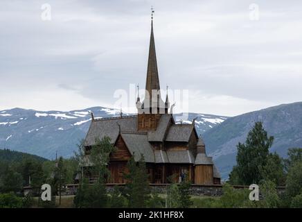 LOM, Norwegen - 22. Juni 2022: Die Stabkirche LOM ist eine Pfarrkirche der Kirche von Norwegen. In Lom Gemeinde. Innlandet. Sonniger Frühlingstag. Selektiv Stockfoto