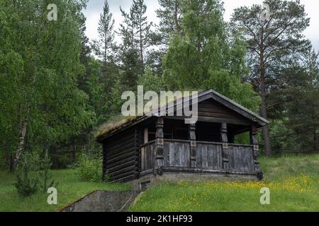 Wunderschöne Landschaften in Norwegen. Innlandet. Schöne Landschaft von Häusern mit Grasdach. Norwegische traditionelle Architektur. Berge und Bäume im Bac Stockfoto