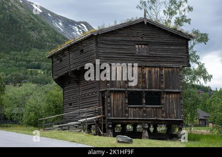 Wunderschöne Landschaften in Norwegen. Innlandet. Schöne Landschaft von Häusern mit Grasdach. Norwegische traditionelle Architektur. Berge und Bäume im Bac Stockfoto