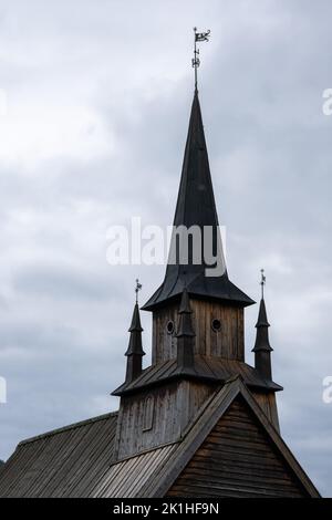 Kaupanger, Norwegen - 23. Juni 2022: Die Stabkirche Kaupanger ist die größte Stabkirche im Kreis Vestland. Wolkiger Sommertag. Selektiver Fokus Stockfoto