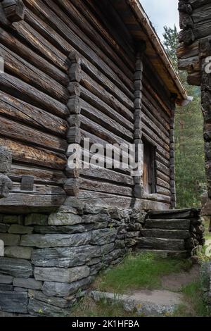 Wunderschöne Landschaften in Norwegen. Innlandet. Schöne Landschaft von Häusern mit Grasdach. Norwegische traditionelle Architektur. Berge und Bäume im Bac Stockfoto