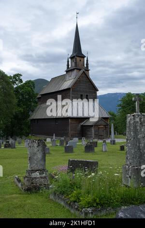 Kaupanger, Norwegen - 23. Juni 2022: Die Stabkirche Kaupanger ist die größte Stabkirche im Kreis Vestland. Wolkiger Sommertag. Selektiver Fokus Stockfoto