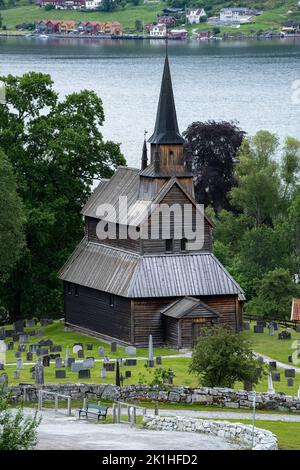 Kaupanger, Norwegen - 23. Juni 2022: Die Stabkirche Kaupanger ist die größte Stabkirche im Kreis Vestland. Wolkiger Sommertag. Selektiver Fokus Stockfoto