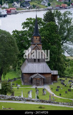 Kaupanger, Norwegen - 23. Juni 2022: Die Stabkirche Kaupanger ist die größte Stabkirche im Kreis Vestland. Wolkiger Sommertag. Selektiver Fokus Stockfoto