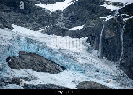 Wunderschöne Landschaften in Norwegen. Vestland. Wunderschöne Landschaft des Boyabreen Gletschers in Fjäerland. Jostedalsbreen-Nationalpark. Berge, Felsen und Schnee Stockfoto