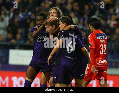 Anderlecht, Belgien. 18. September 2022. Anderlechts Spieler feiern nach dem Tor während eines Fußballmatches zwischen RSCA Anderlecht und KV Kortrijk am Sonntag, 18. September 2022 in Anderlecht, am Tag 9 der ersten Division der belgischen Meisterschaft 2022-2023 in der 'Jupiler Pro League'. BELGA FOTO DAVID PINTENS Kredit: Belga Nachrichtenagentur/Alamy Live News Stockfoto