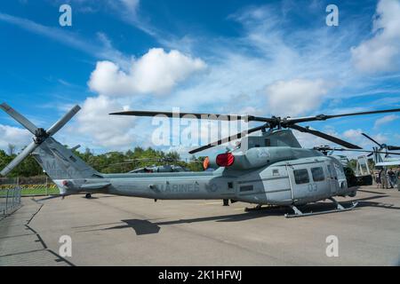 Ein Parking Marines Bell UH-1Y Venom Hubschrauber für den Transport auf dem Flughafen verwendet Stockfoto