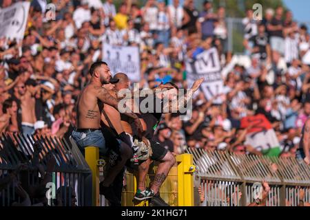 Monza, Italien. 18. September 2022. Juventus-Fans protestieren am Ende des Fußballspiels der Serie A zwischen AC Monza und dem FC Juventus im Brianteo-Stadion in Monza (Italien) am 19.. September 2022. Foto Federico Tardito/Insidefoto Kredit: Insidefoto di andrea staccioli/Alamy Live News Stockfoto