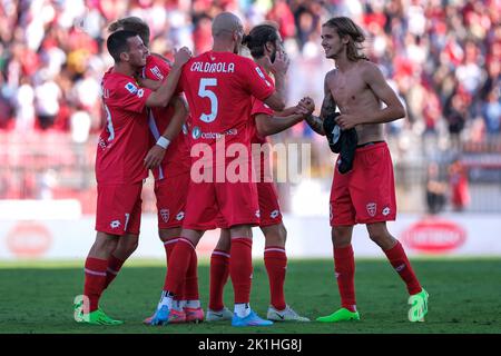 Monza, Italien. 18. September 2022. Monza-Spieler feiern am Ende der Serie A ein Fußballspiel zwischen AC Monza und Juventus FC im Brianteo-Stadion in Monza (Italien), 19.. September 2022. Foto Federico Tardito/Insidefoto Kredit: Insidefoto di andrea staccioli/Alamy Live News Stockfoto