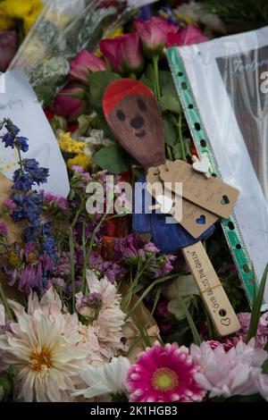 London, Großbritannien. 18.. September 2022. Ein Paddington Bear aus einem Holzlöffel gehört zu den Blumengebeten an Königin Elizabeth II. Im Green Park am Vorabend der Beerdigung Ihrer Majestät. Kredit: Sarah Peters/Alamy Live NachrichtenKredit: Sarah Peters/Alamy Live Nachrichten Stockfoto