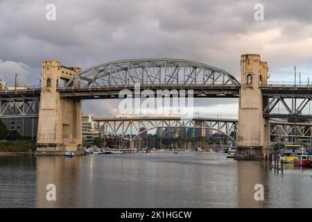 Vancouver, British Columbia, Kanada – Panoramablick auf die Skyline der Stadt, den Hafen und die Berge Stockfoto