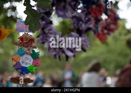 London, Großbritannien. 18.. September 2022. Tribute aus der ganzen Welt schmücken den Floral Tribute Garden im Green Park am Vorabend der Beerdigung von Königin Elizabeth II. Kredit: Sarah Peters/Alamy Live NachrichtenKredit: Sarah Peters/Alamy Live Nachrichten Stockfoto