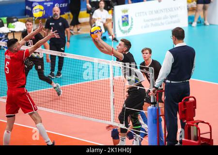 ROK Branko (SLO) in Aktion während der Europameisterschaft U20 - Slowakei gegen Slowenien, Volleyball-Veranstaltungen in Montesilvano/Vasto, Italien, September 18 2022 Quelle: Independent Photo Agency Srl/Alamy Live News Stockfoto