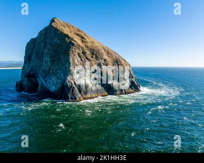 Pacific City, OR, USA. 5. September 2022. Chief Kiawanda Rock ist ein großer Meeresstapel vor der Küste von Cape Kiwanda in der Nähe von Pacific City, Oregon. (Bild: © Walter G. Arce Sr./ZUMA Press Wire) Stockfoto