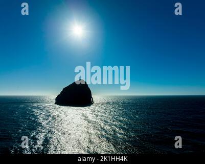 Pacific City, OR, USA. 5. September 2022. Chief Kiawanda Rock ist ein großer Meeresstapel vor der Küste von Cape Kiwanda in der Nähe von Pacific City, Oregon. (Bild: © Walter G. Arce Sr./ZUMA Press Wire) Stockfoto