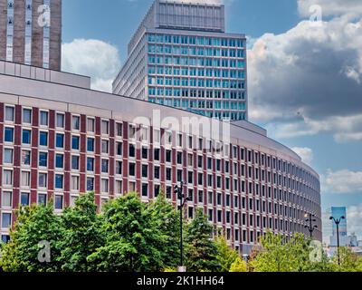 BOSTON, MASSACHUSETTS - 29. August 2022: Center Plaza ist ein gemischter Komplex in der Innenstadt von Boston und besteht aus drei miteinander verbundenen Gebäuden - kn Stockfoto