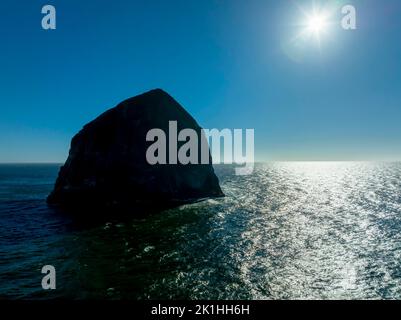 Pacific City, OR, USA. 5. September 2022. Chief Kiawanda Rock ist ein großer Meeresstapel vor der Küste von Cape Kiwanda in der Nähe von Pacific City, Oregon. (Bild: © Walter G. Arce Sr./ZUMA Press Wire) Stockfoto