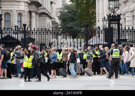 London, Großbritannien. 18.. September 2022. Es war heute sehr hektisch um den Parliament Square in Westminster herum, als Besucher nach London kamen, um die Vorbereitungen für das Royal Funeral morgen zu sehen. Eine riesige Polizeioperation ist im Gange, bei der die Polizei aus ganz Großbritannien eingezogen wird. Das Begräbnis Ihrer Majestät der Königin wird in der Westminster Abbey stattfinden, und die Trauerbesetzung wird morgen Nachmittag zum Schloss Windsor fahren. Quelle: Maureen McLean/Alamy Live News Stockfoto