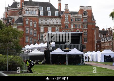London, Großbritannien. 18.. September 2022. Medienzelte auf College Green. Es war heute sehr hektisch um den Parliament Square in Westminster herum, als Besucher nach London kamen, um die Vorbereitungen für das Royal Funeral morgen zu sehen. Eine riesige Polizeioperation ist im Gange, bei der die Polizei aus ganz Großbritannien eingezogen wird. Das Begräbnis Ihrer Majestät der Königin wird in der Westminster Abbey stattfinden, und die Trauerbesetzung wird morgen Nachmittag zum Schloss Windsor fahren. Quelle: Maureen McLean/Alamy Live News Stockfoto