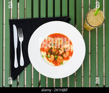 Cheeseburger mit zwei Patties, Gurken und pommes Frites an einer Bar Stockfoto