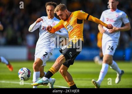 Sam Smith (10 Cambridge United) schießt während des Sky Bet League 1-Spiels zwischen Cambridge United und Barnsley am Samstag, dem 17.. September 2022, im Abbey Stadium in Cambridge. (Kredit: Kevin Hodgson | MI News) Kredit: MI Nachrichten & Sport /Alamy Live News Stockfoto