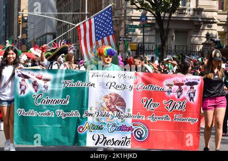 New York, USA. 18. September 2022. Die Teilnehmer halten während der Mexican Day Parade ein Transparent auf der Madison Avenue, New York City. (Foto von Ryan Rahman/Pacific Press) Quelle: Pacific Press Media Production Corp./Alamy Live News Stockfoto