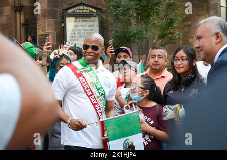 New York, USA. 18. September 2022. Bürgermeister Eric Adams (D) wird bei der jährlichen Mexican Day Parade entlang der Madison Avenue in New York City am 18. September 2022 für ein Foto mit einem jungen Mädchen posiert sehen. (Foto von Ryan Rahman/Pacific Press) Quelle: Pacific Press Media Production Corp./Alamy Live News Stockfoto