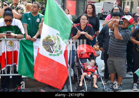 New York, USA. 18. September 2022. Während der jährlichen Parade zum Mexikanischen Tag entlang der Madison Avenue in New York City am 18. September 2022 wird der Zuschauer mit einer mexikanischen Flagge beobachtet. (Foto von Ryan Rahman/Pacific Press) Quelle: Pacific Press Media Production Corp./Alamy Live News Stockfoto