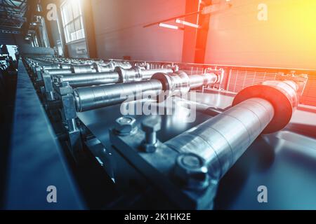 Abstrakter industrieller Hintergrund in blauer Farbe. Metallfabrik, Produktion von Dachziegel aus Stahl. Stockfoto