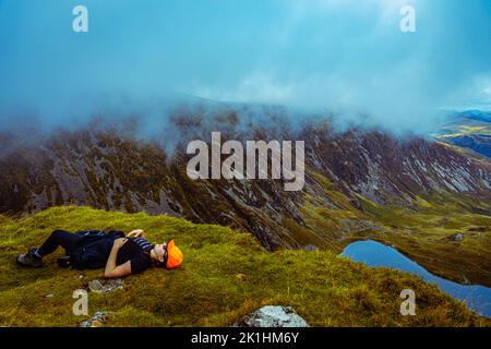 Ein Wanderer ruht in Snowdonias Stockfoto