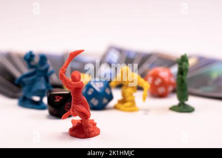 Rollenspiel Figuren Würfel und Karten Stockfoto