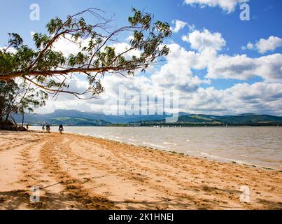 Regaton Strand in Laredo (Kantabrien - Spanien), ein sonniger Tag mit bewölktem Wetter Stockfoto