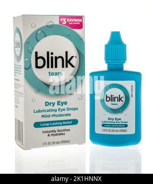 Winneconne, WI - 11. September 2022: Ein Paket von Blink Tears trockene Augen schmierende Augentropfen auf einem isolierten Hintergrund. Stockfoto