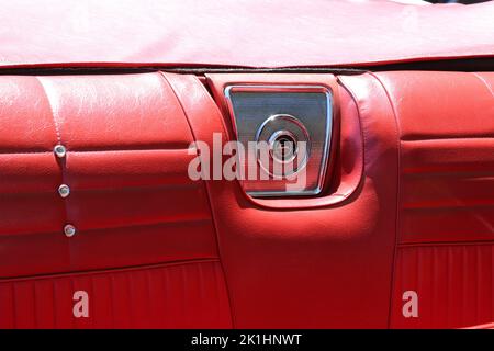 Monterey, CA, USA - 20 Aug 2022: Wunderschöne rote Lederausstattung (Rücksitz) eines restaurierten Klassikers Chevy Impala. Stockfoto