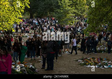 Menschenmassen, die sich die Blumengebete ansehen, die nach dem Tod der Queen im Green Park, 18. September 2022, London, England, abgelegt wurden Stockfoto