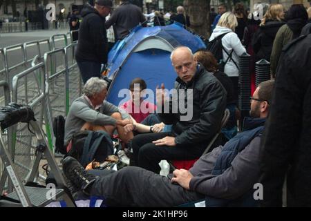 Leute, die über Nacht zelten und die Beerdigungsroute der Queen am 18. September 2022, Whitehall, London, Großbritannien, säumen Stockfoto