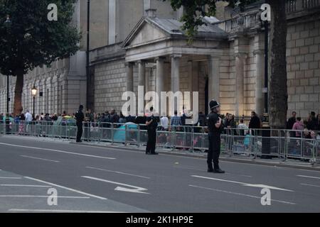 Leute, die über Nacht zelten und die Beerdigungsroute der Queen am 18. September 2022, Whitehall, London, Großbritannien, säumen Stockfoto